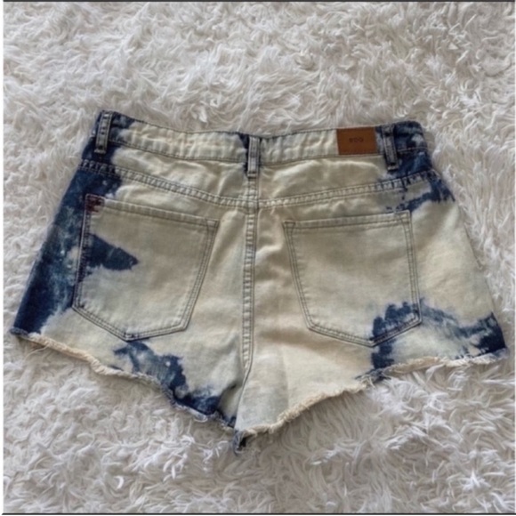 Women’s BDG Acid Wash Studded Jean Shorts Size 32 - Picture 4 of 6